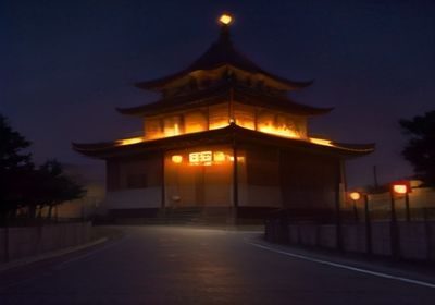 90年代香港电影院灯光璀璨夜景，霓虹招牌映照街道，展现港产电影黄金时代的繁华氛围